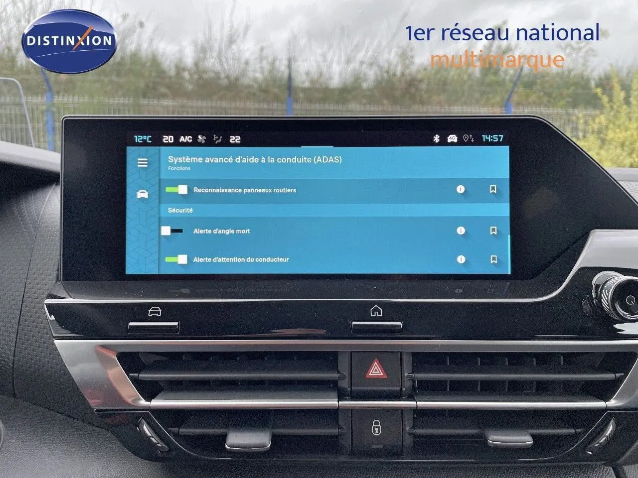 Écran tactile du système d’aide à la conduite dans l’habitacle d’une Citroën C4 gris platinium 2024.