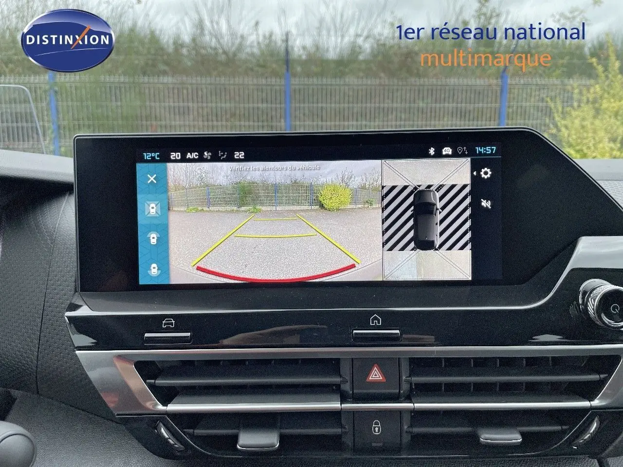 Écran central de la Citroën C4 2024 affichant la caméra de recul avec vue 360°, intérieur noir moderne.