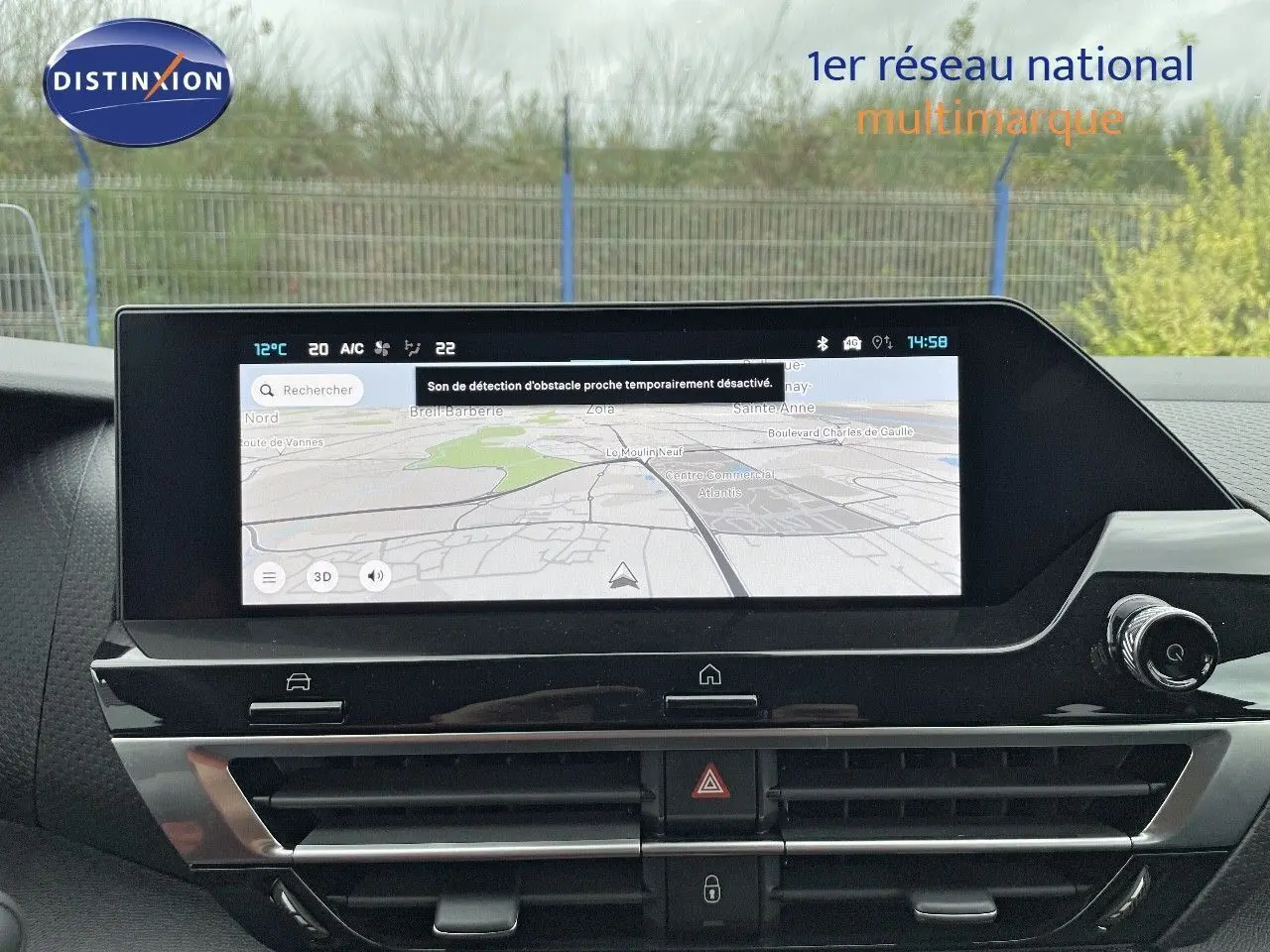 Écran tactile central avec navigation GPS dans l'habitacle d'une Citroën C4 2024, vue frontale intérieure.