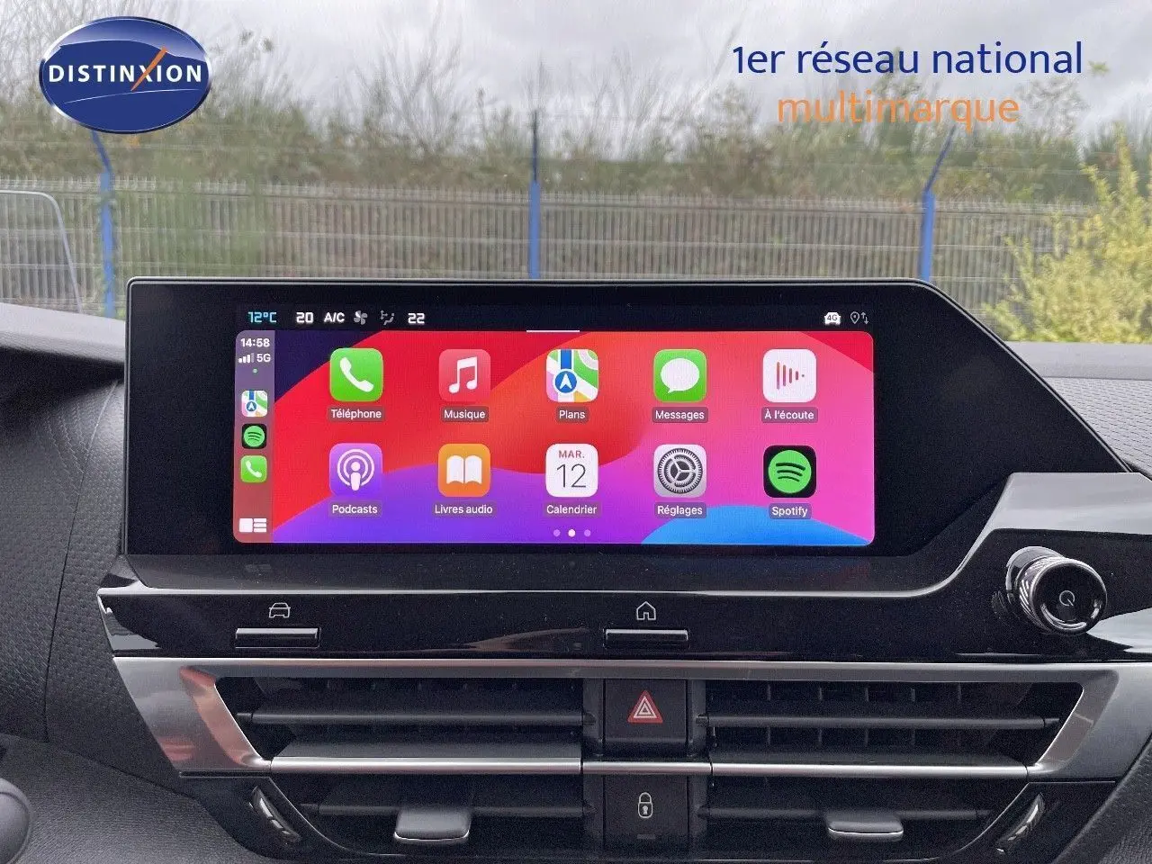 Tableau de bord de Citroën C4 2024 avec écran tactile affichant applications Apple CarPlay, ambiance moderne et épurée.