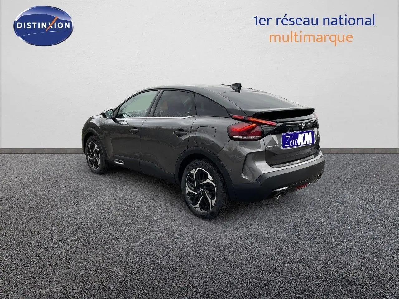 Citroën C4 gris platinium métal vue 3/4 arrière droit, soulignant ses feux LED et jantes biton.