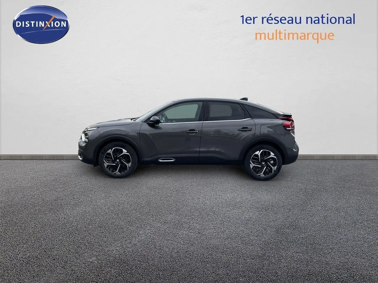 Profil côté gauche d'une Citroën C4 2024 gris platinium métal avec jantes bi-ton et lignes fluides modernes.