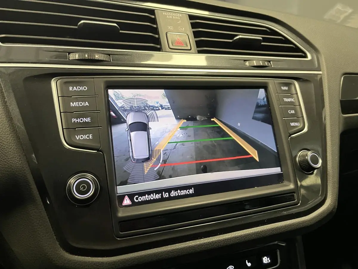 Écran multimédia intérieur du Volkswagen Tiguan 2017 montrant la caméra de recul avec guidage coloré.