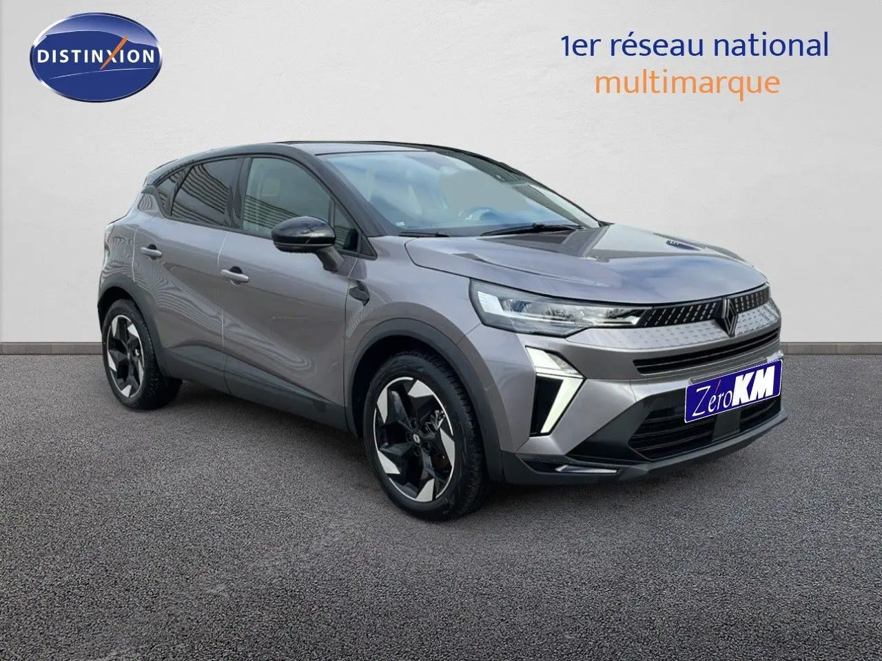 Renault Captur E-Tech gris Cassiopée métal avec toit noir, vue 3/4 avant mettant en valeur ses jantes modernes.