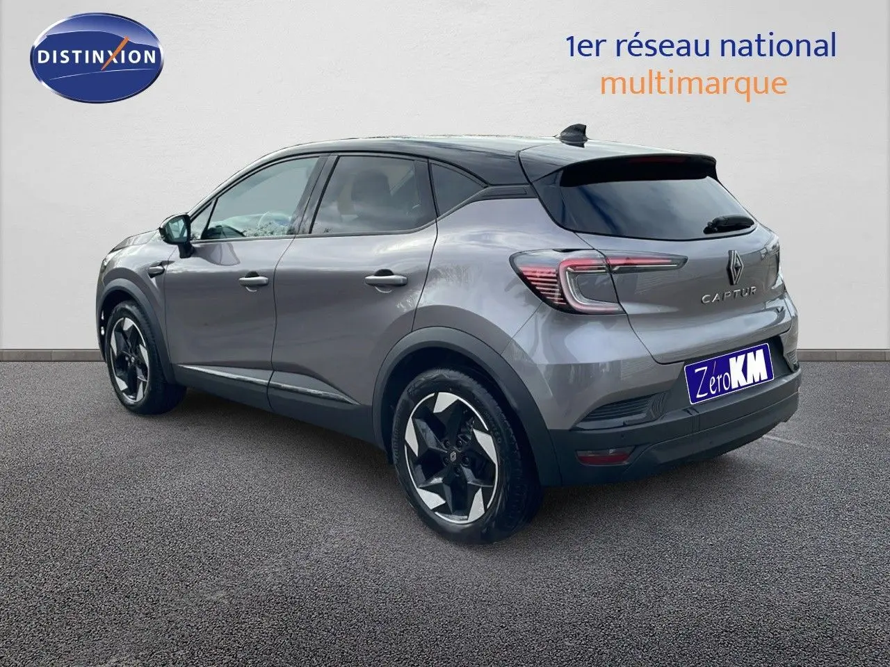 Renault Captur E-Tech hybride gris cassiopée avec toit noir, vue 3/4 arrière côté gauche, jantes distinctives.