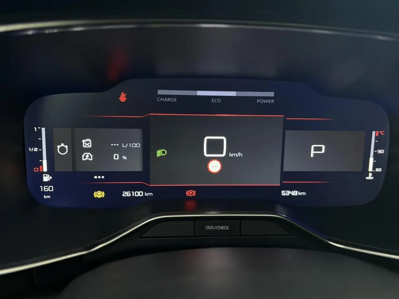 Vue rapprochée du combiné numérique 12,3" du Citroën C5 Aircross Hybrid 2024 affichant la vitesse et les alertes.