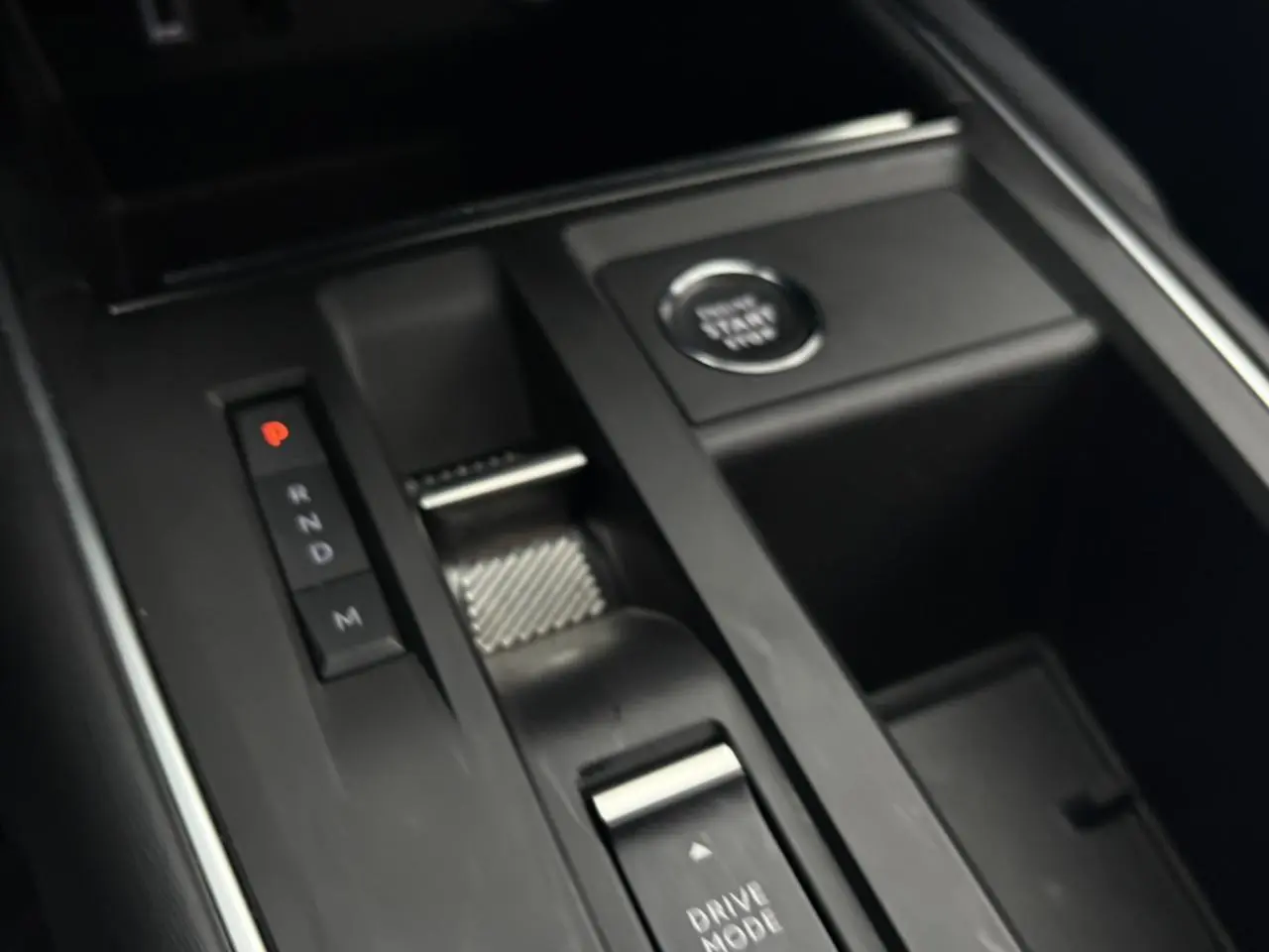 Gros plan sur la console centrale noire du Citroën C5 Aircross Hybrid avec sélecteur de vitesse et bouton start/stop.