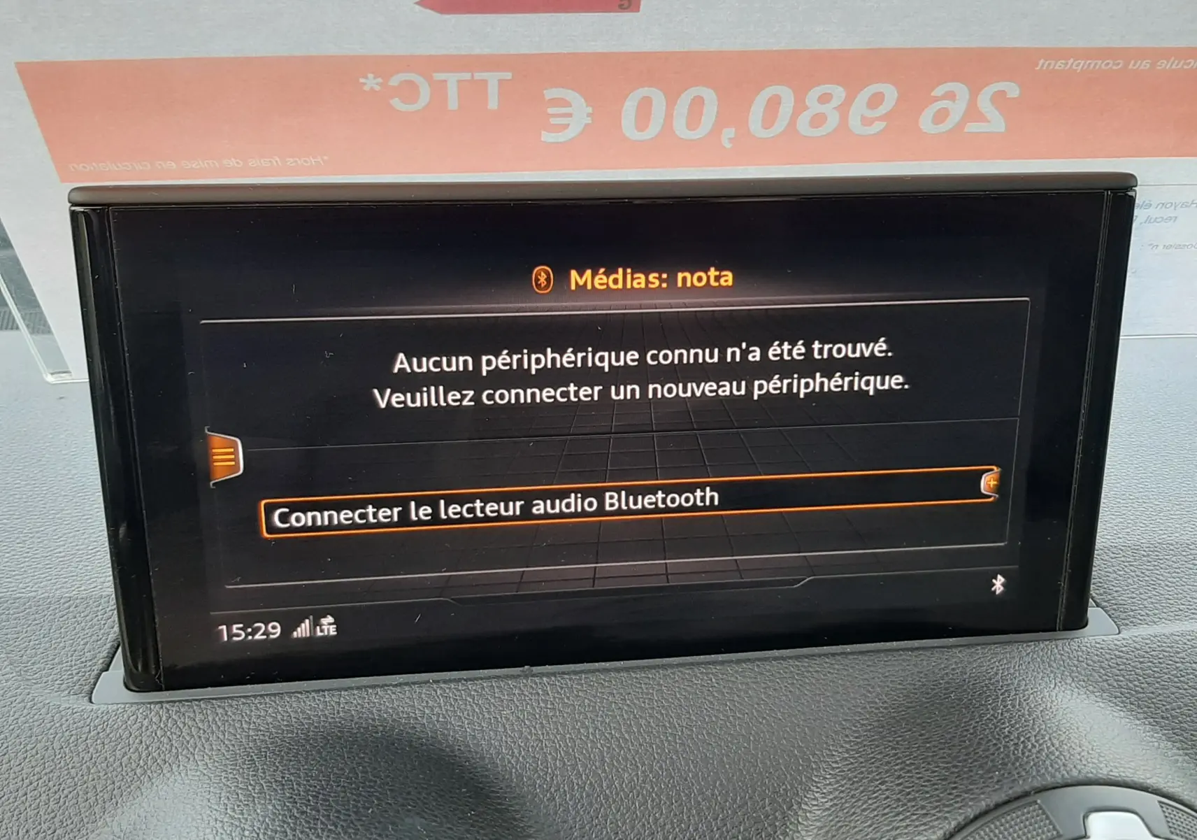 Écran multimédia affichant la connexion Bluetooth dans l'habitacle d'un Audi Q2 noir mito metal 2023.