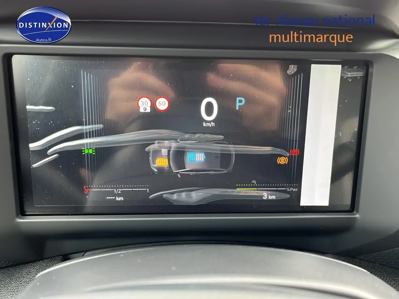 Combiné numérique couleur de la Citroën C4 hybride 2025 affichant vitesse à 0 km/h et indicateurs de sécurité.