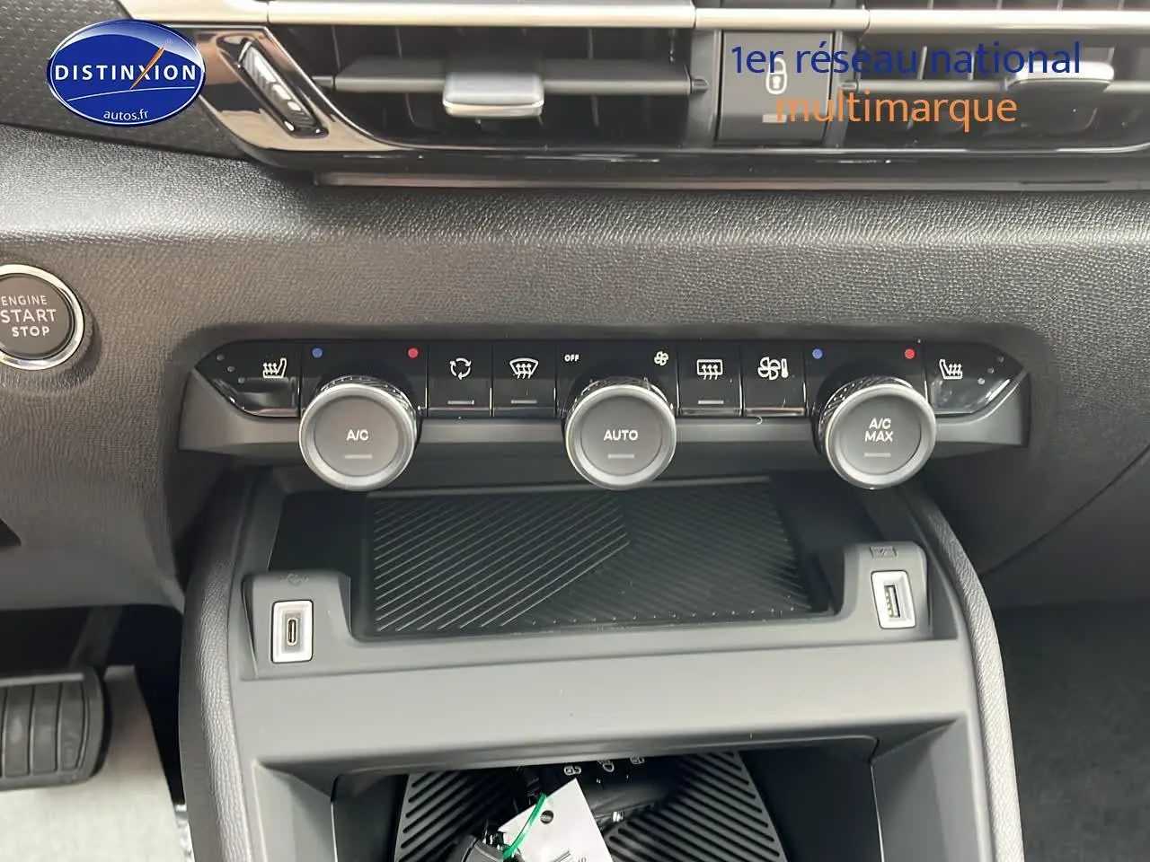 Détail de la console centrale noire du Citroën C4 2025, avec commandes climatisation et bouton start/stop visibles.