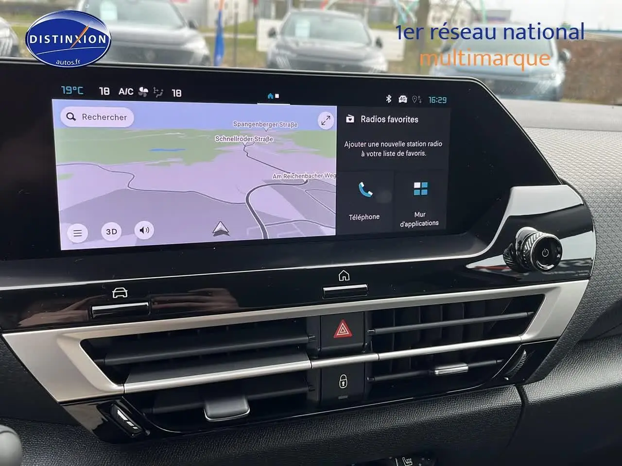 Tableau de bord de Citroën C4 2025 noir métal avec écran tactile 10 pouces et navigation affichée.