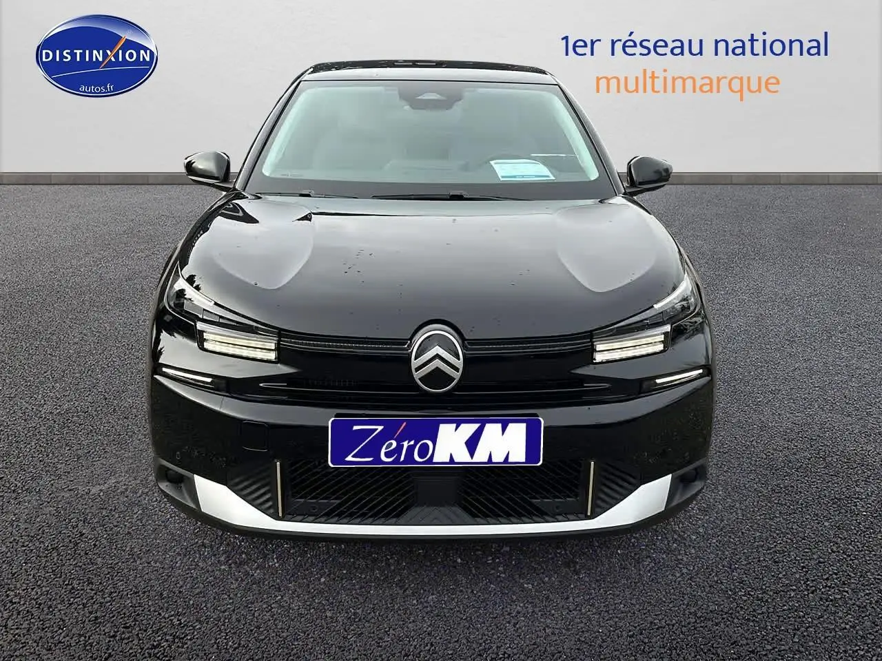 Vue frontale d'une Citroën C4 noire métallisée 2025 avec calandre noire et détails argentés au pare-chocs.