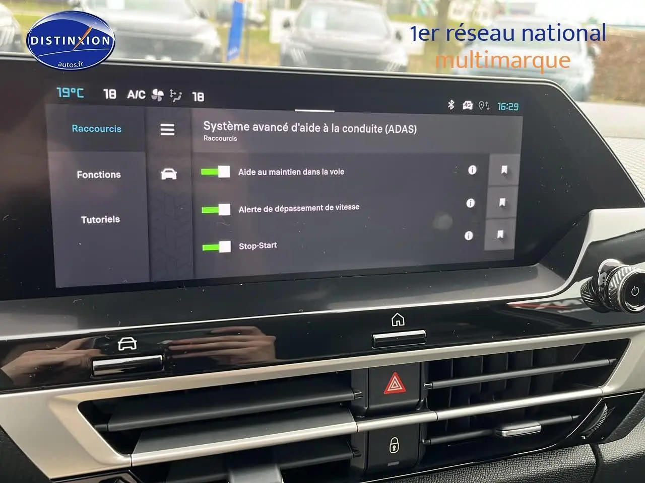 Écran tactile central affichant les aides à la conduite dans l'habitacle moderne d'une Citroën C4 noir métal 2025.