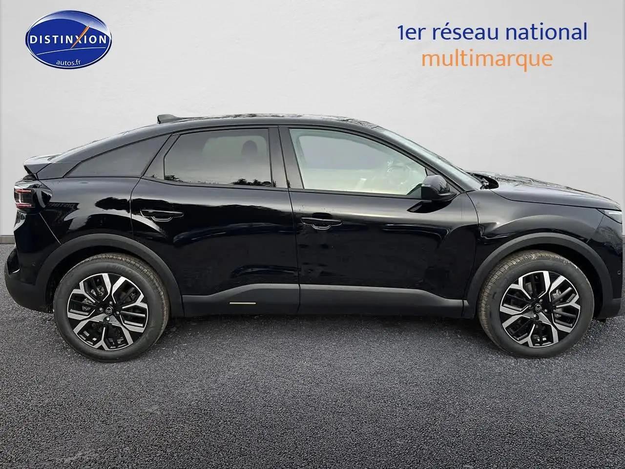 Profil côté gauche d'une Citroën C4 1.2 hybride 136 noire métal avec jantes alliage 18 pouces diamantées.