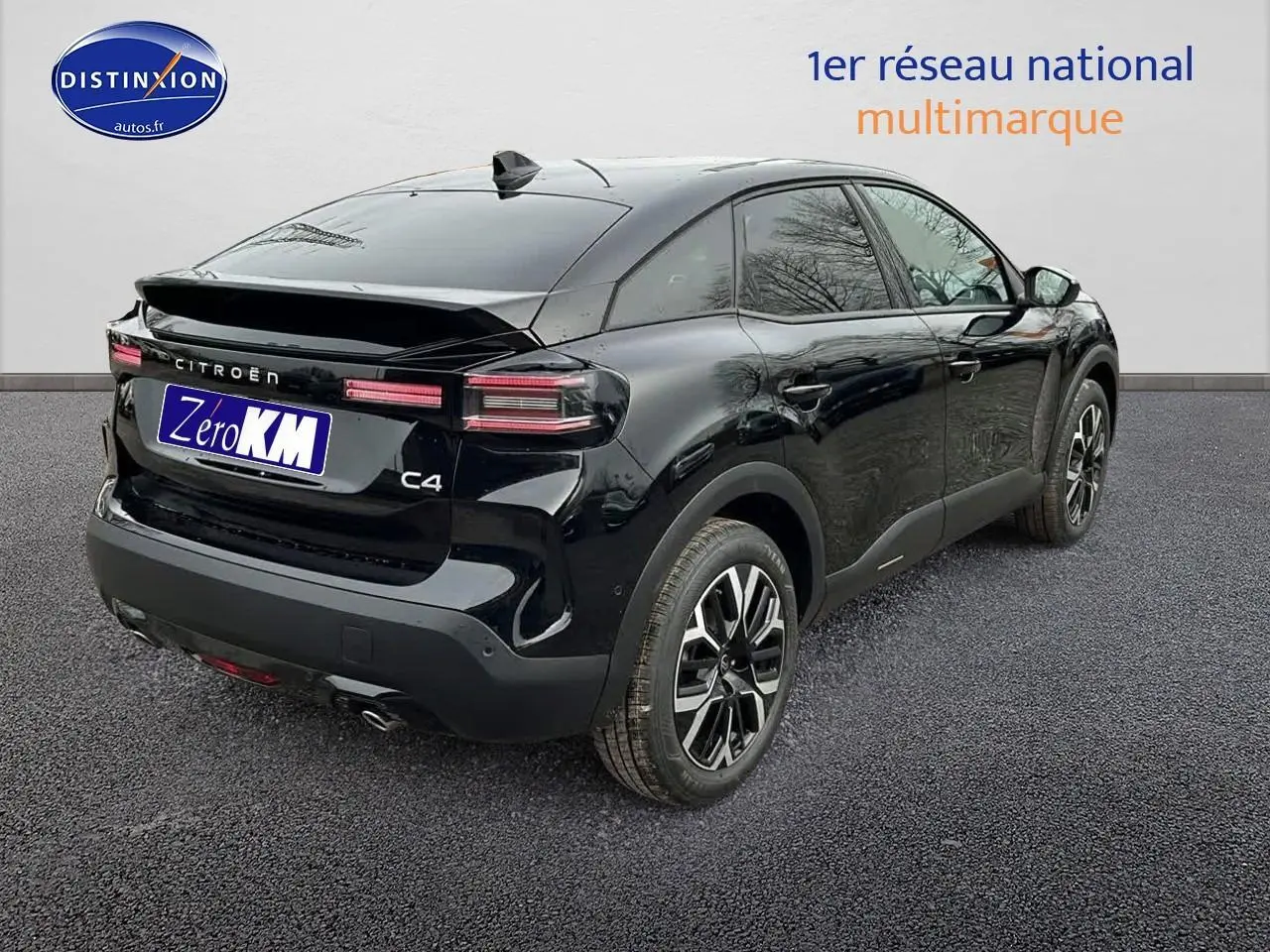 Vue 3/4 arrière droite d'une Citroën C4 noire métal avec jantes alliage 18 pouces et vitres surteintées.