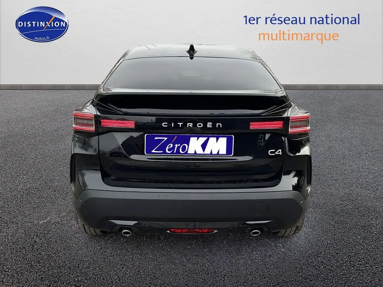 Vue arrière du Citroën C4 noir métal 2025 avec feux LED et double sortie d'échappement visible.