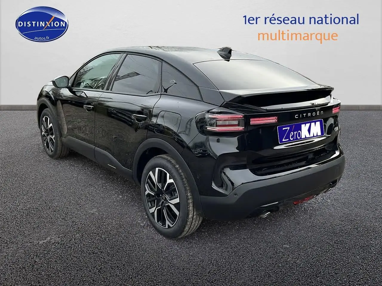 Vue 3/4 arrière droite d'une Citroën C4 noire métal avec jantes alliage et vitres arrière surteintées.