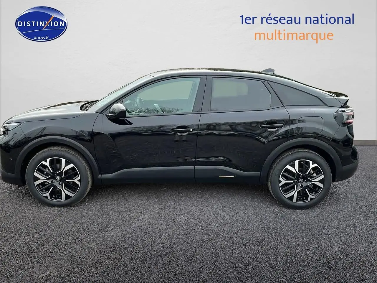 Profil côté gauche d'une Citroën C4 noire métal 2025 avec jantes alliage 18 pouces et vitres surteintées.