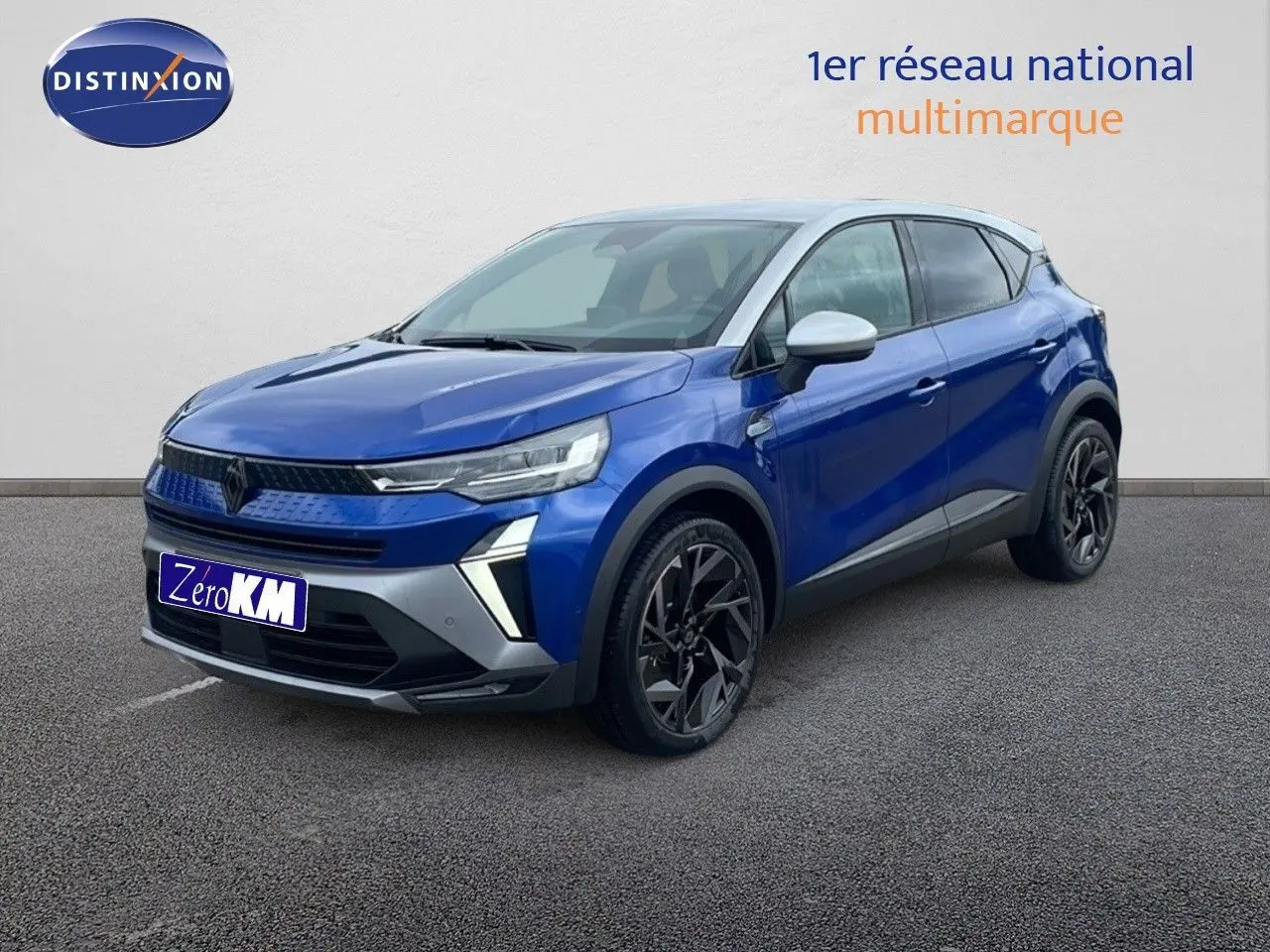 Renault Captur E-Tech hybride 2025 bleu Iron Metal avec toit gris, vue 3/4 avant côté droit sur fond neutre.