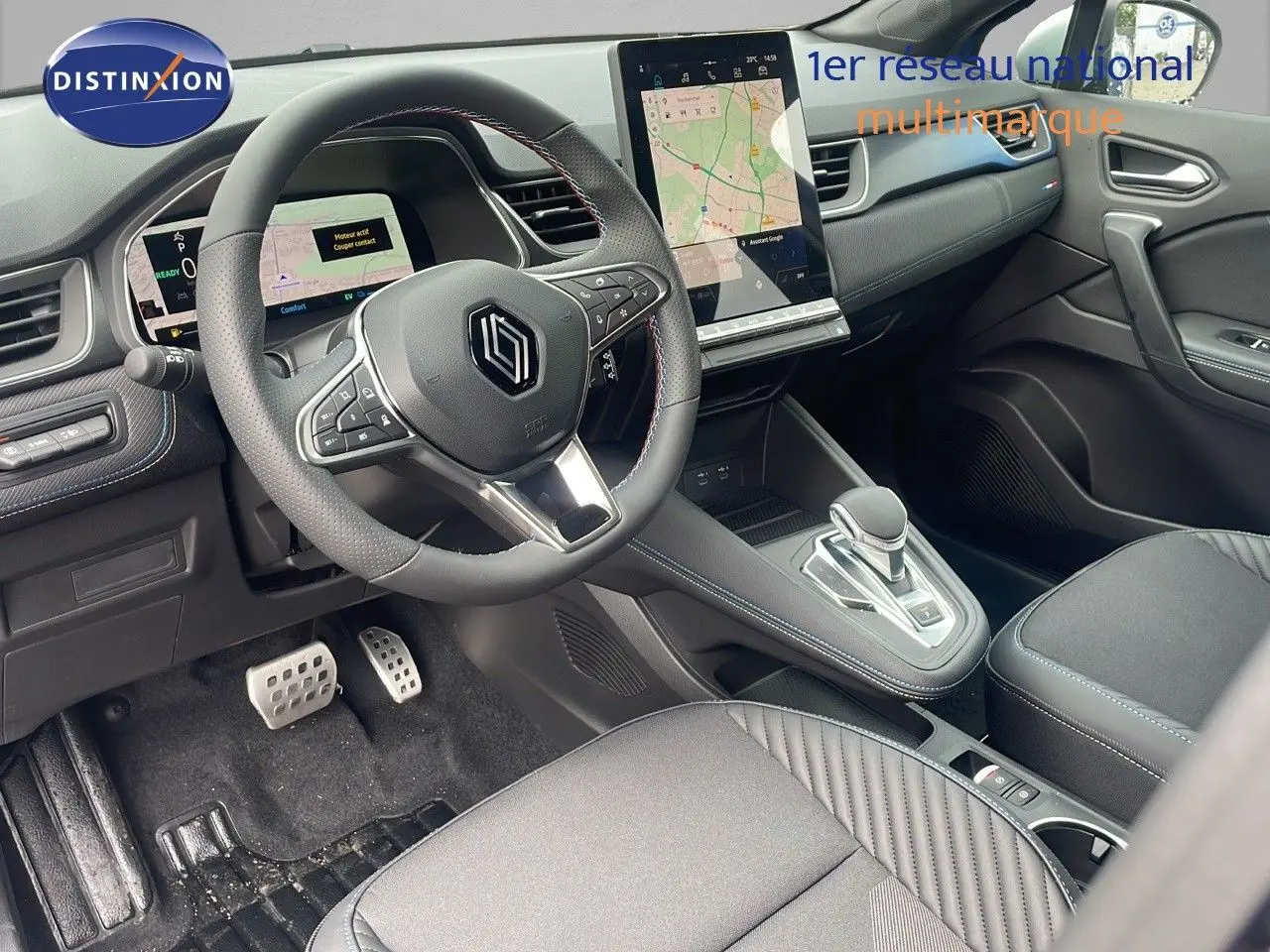 Intérieur du Renault Captur E-Tech hybride 2025, vue côté conducteur, volant multifonction et écran tactile central visible.