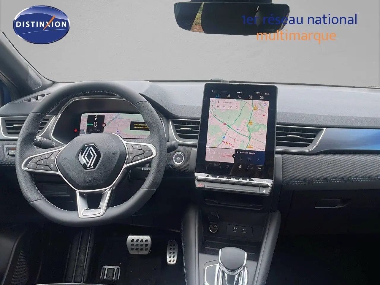 Intérieur du Renault Captur E-Tech hybride 2025, vue frontale sur le volant, tableau de bord et écran tactile central.