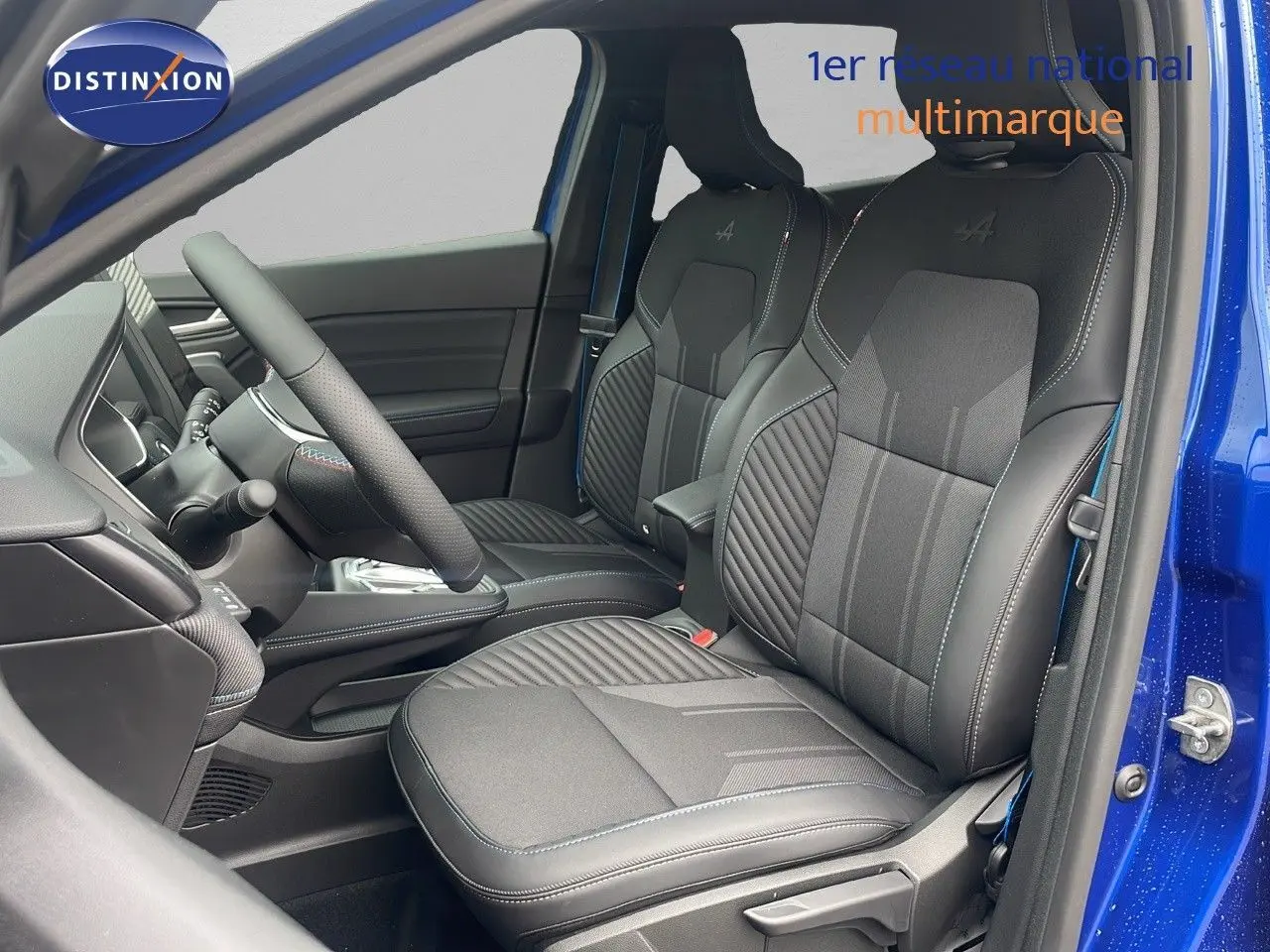 Vue intérieure côté conducteur du Renault Captur E-Tech hybride 2025 avec sièges noirs au logo Alpine brodé.