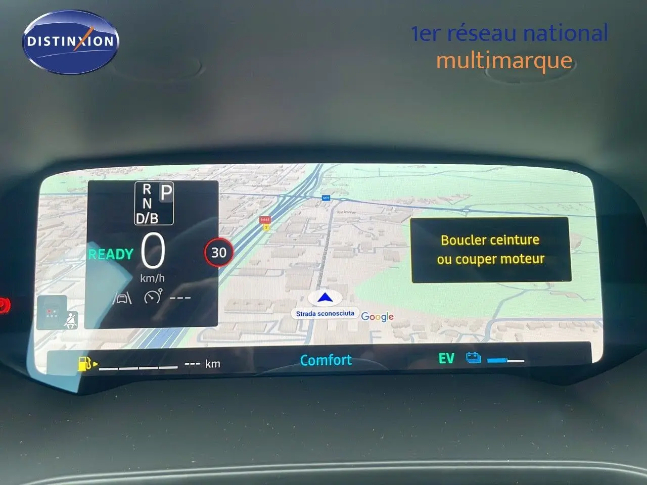 Tableau de bord numérique du Renault Captur E-Tech 2025 affichant la navigation et alertes de sécurité.