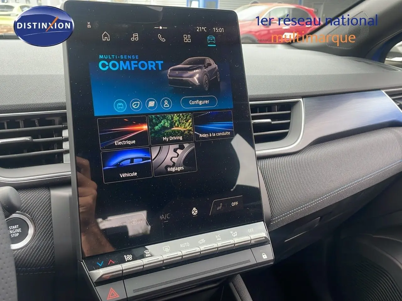 Vue rapprochée de l'écran tactile central du Renault Captur E-Tech hybride 2025 avec tableau de bord gris et détails modernes.
