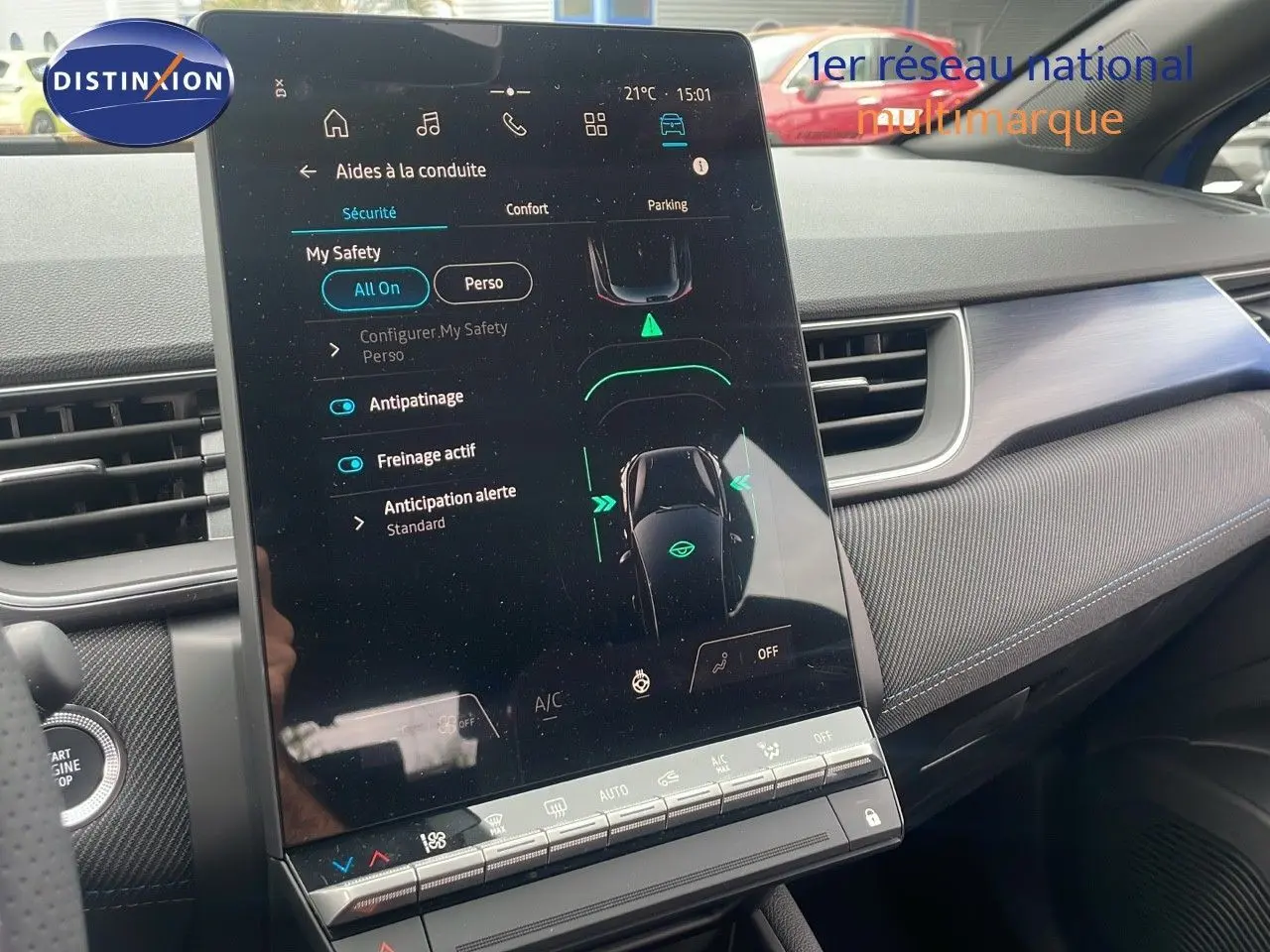 Vue rapprochée de l'écran tactile central du Renault Captur E-Tech Hybrid 2025, intérieur gris avec détails bleus.