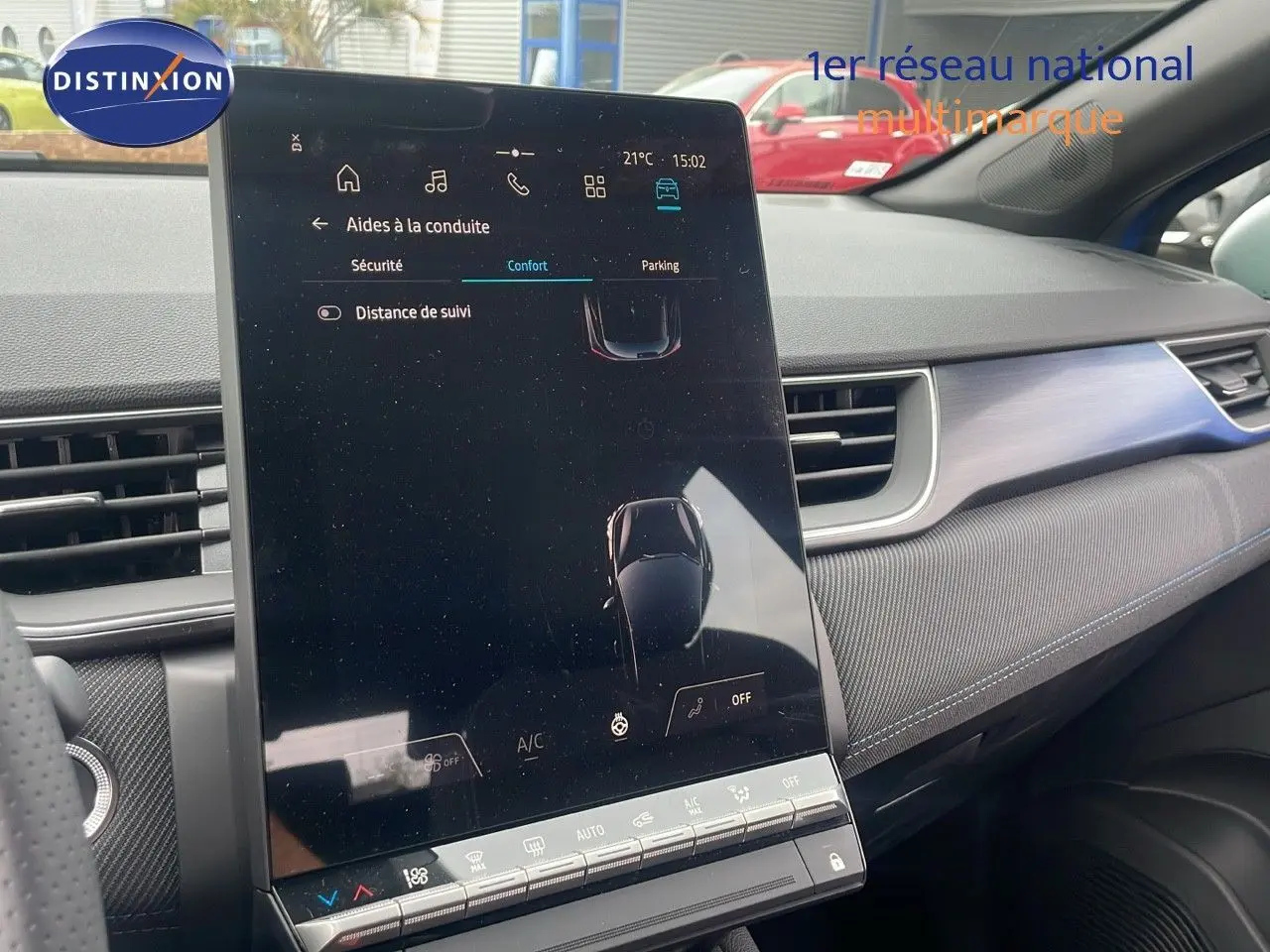 Intérieur du Renault Captur E-Tech hybride 2025, vue console centrale avec écran tactile vertical et tableau de bord gris.