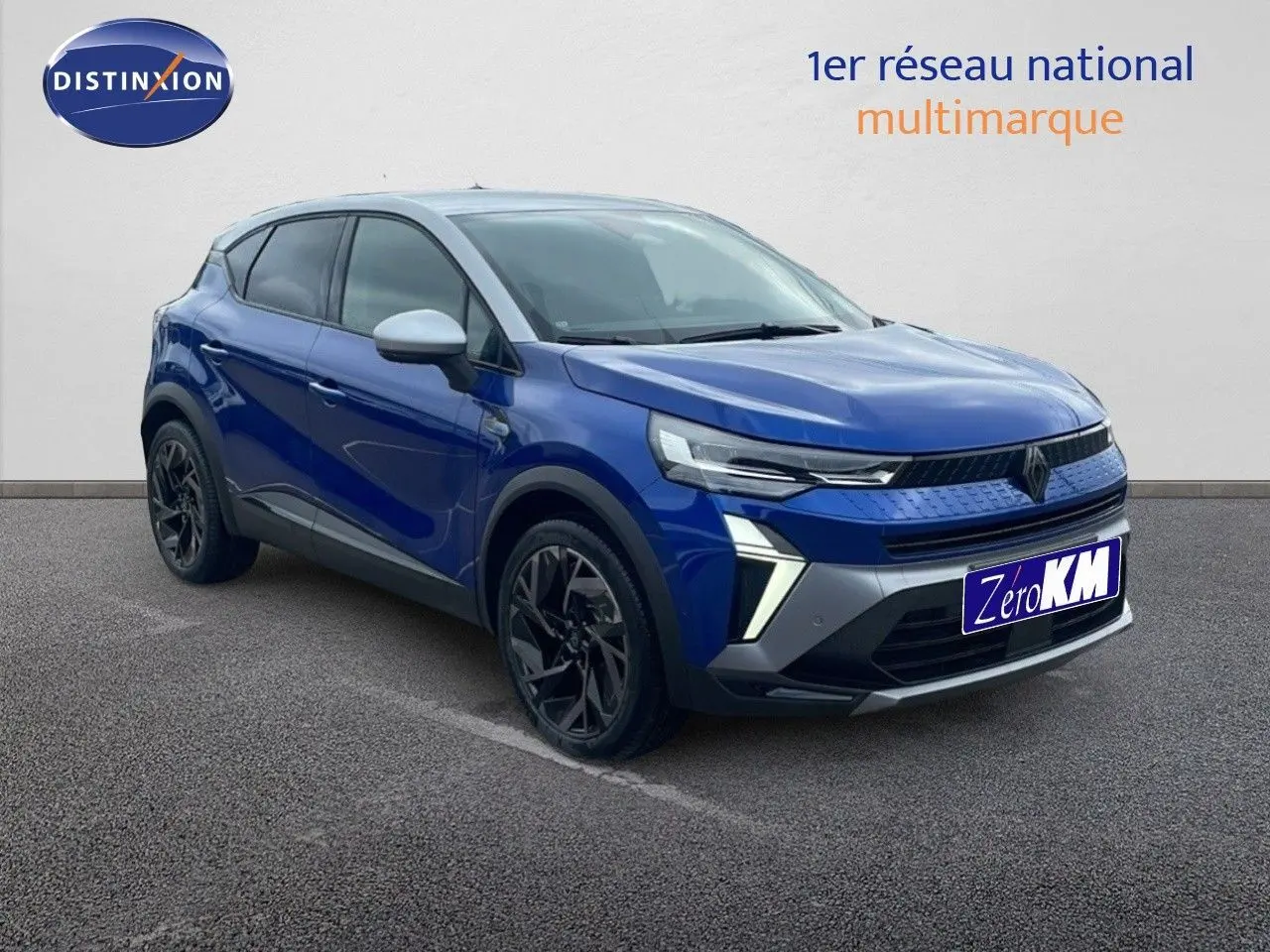 Renault Captur E-Tech hybride 2025 bleu Iron Metal avec toit gris, vue 3/4 avant mettant en valeur ses optiques LED.
