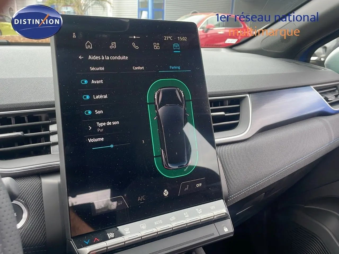 Vue intérieure du tableau de bord du Renault Captur E-Tech hybride 2025, écran tactile central affichant les aides à la conduite.
