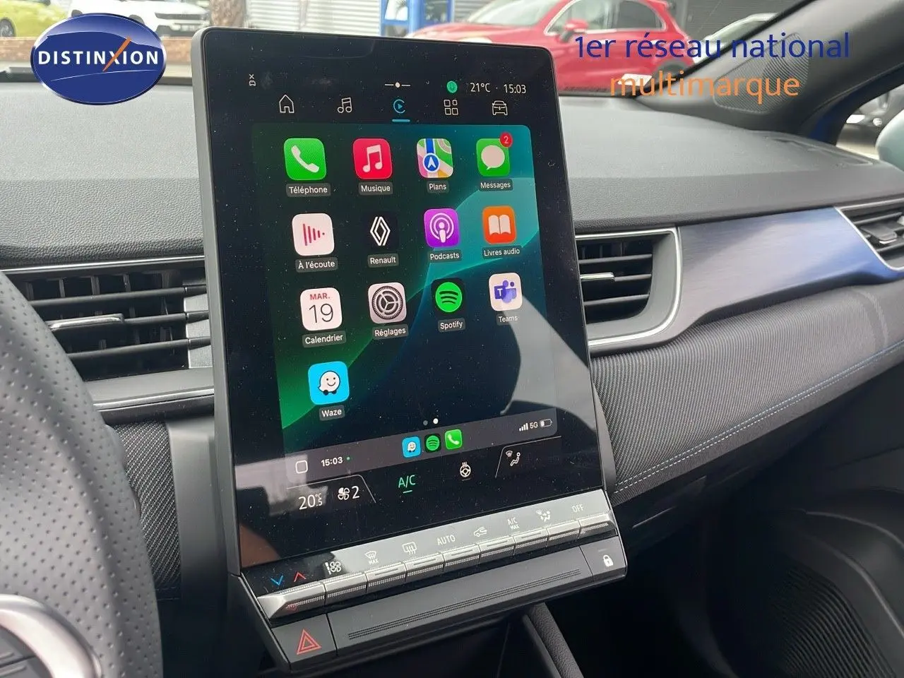 Vue intérieure du tableau de bord du Renault Captur E-Tech hybride 2025 avec écran tactile central vertical.