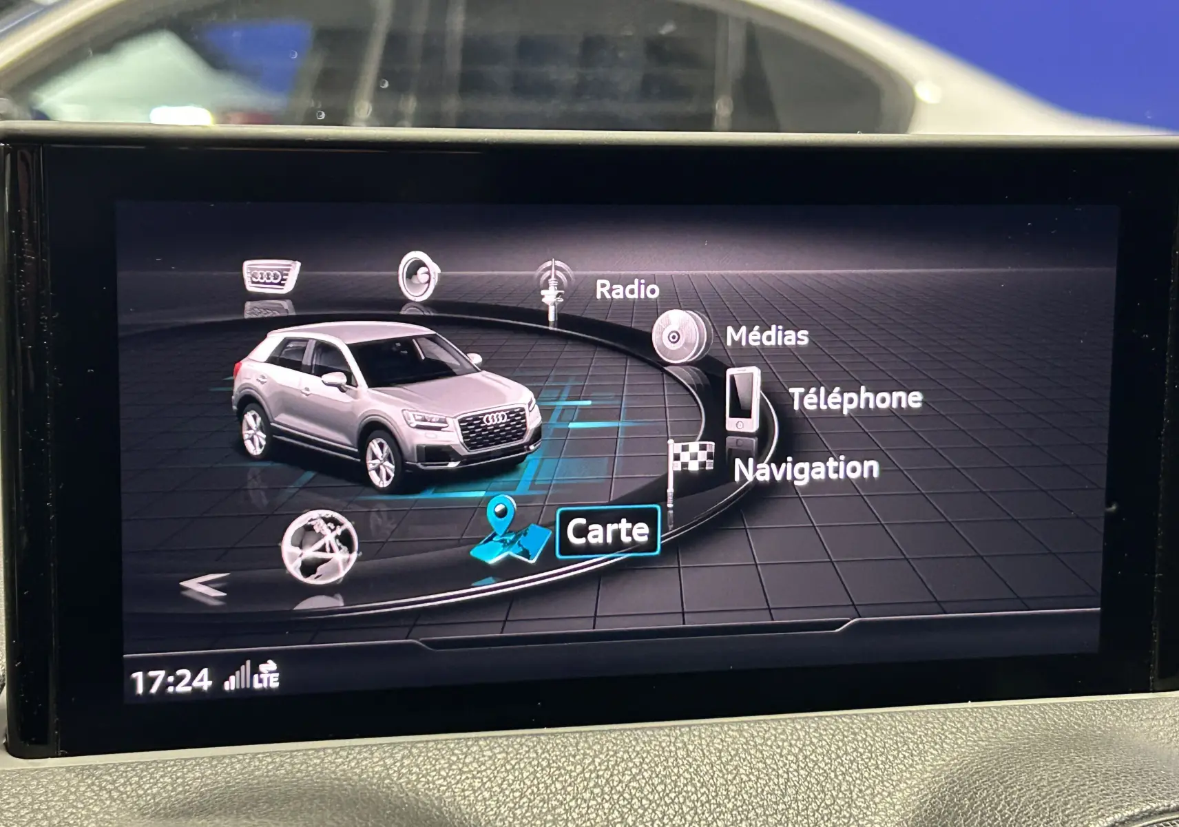 Écran central de l'Audi Q2 noir métal 2023 affichant la connexion automatique pour téléphone portable.