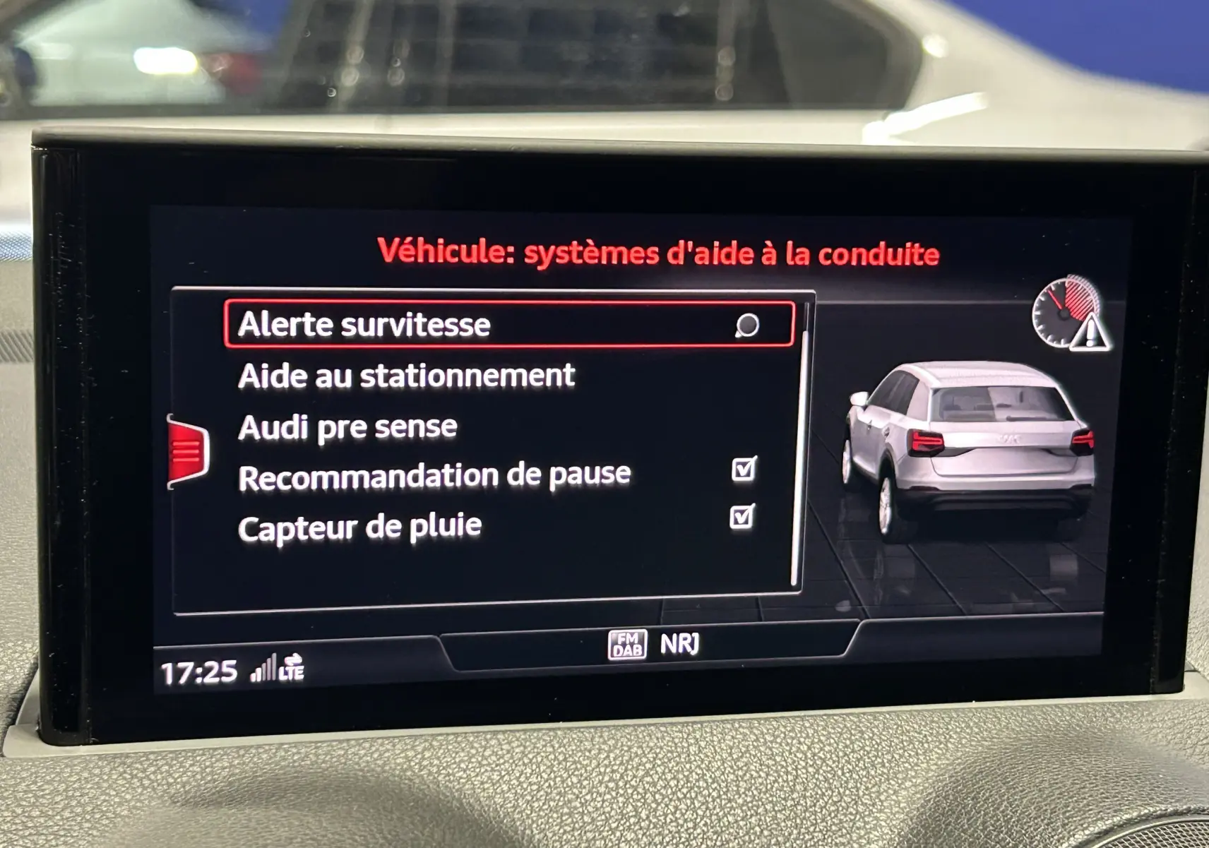 Écran central de l'Audi Q2 noir métal 2023 montrant le menu climatisation avec recyclage automatique de l'air activé.