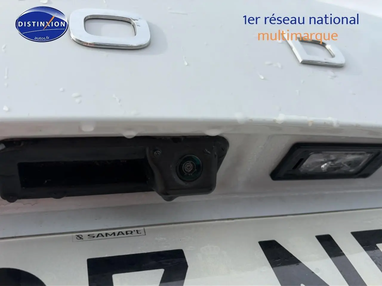 Gros plan sur la caméra de recul blanche glacial du coffre arrière d'un Skoda Karoq 2025.