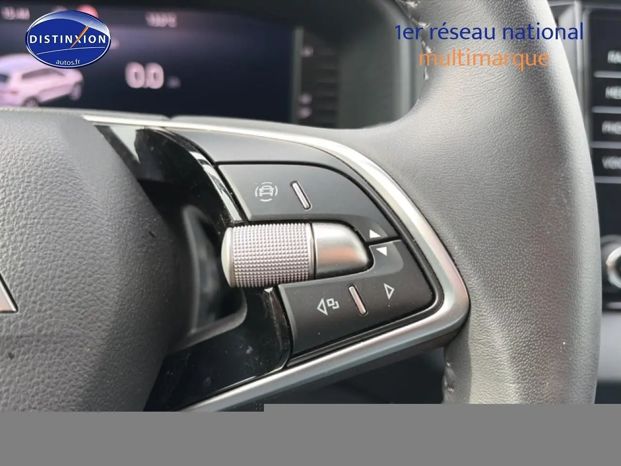 Gros plan sur les commandes multifonctions en cuir du volant du Skoda Karoq blanc glacial, version 2025.