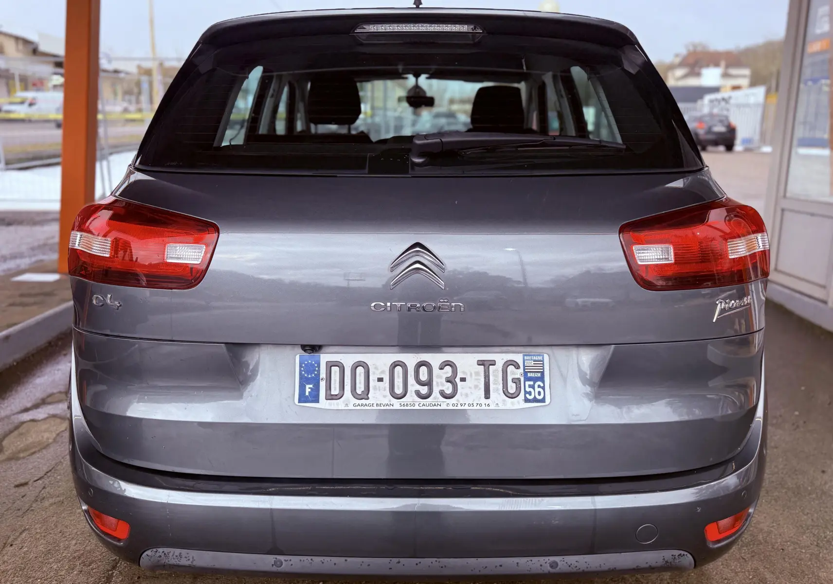 Vue arrière d'une Citroën C4 Picasso gris platinium métal avec plaques d'immatriculation françaises.