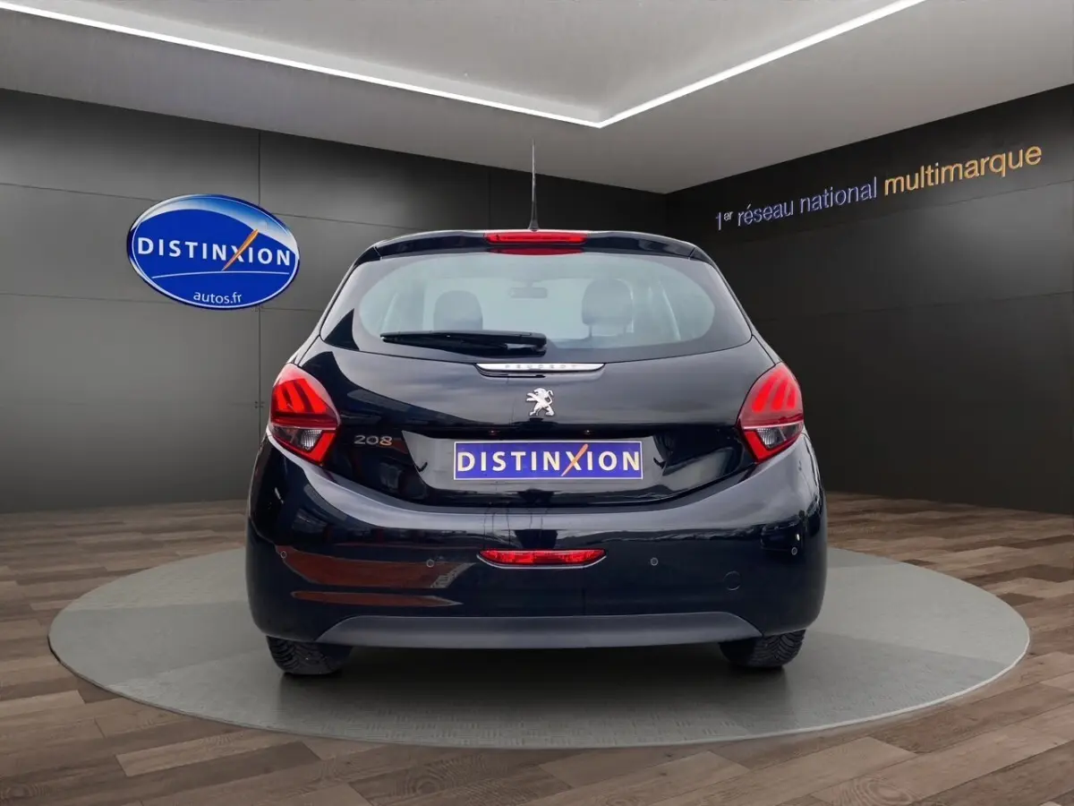 Vue arrière d'une Peugeot 208 Affaire noire, avec feux arrière distinctifs et logo lion central visible.