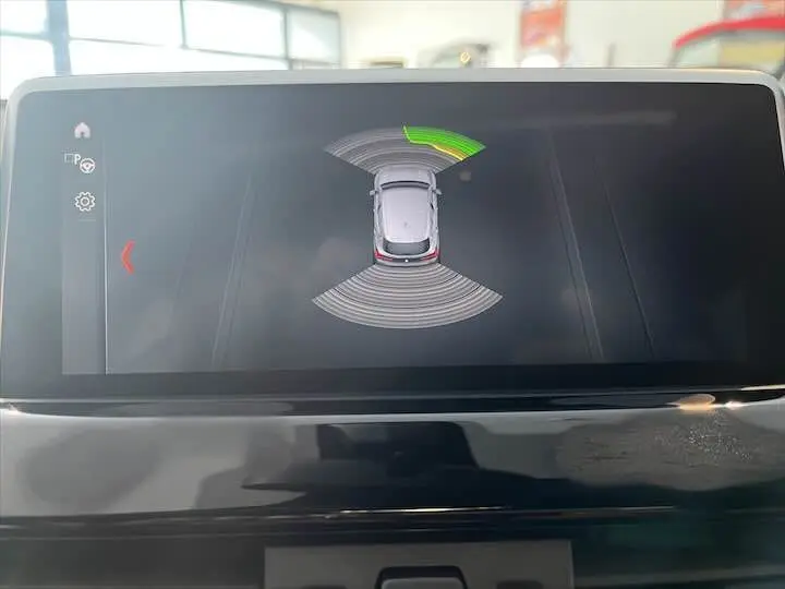 Affichage écran intérieur montrant l'aide au stationnement du BMW X2 noir métal, vue du dessus du véhicule en schéma.
