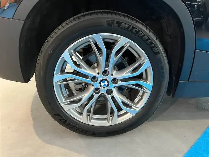 Gros plan sur la jante alliage argentée et pneu Michelin du BMW X2 noir métal, côté avant droit.