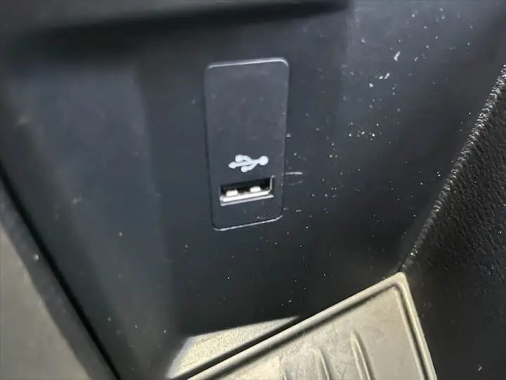 Prise USB en gros plan dans l'habitacle noir du BMW X2 sDrive 18i 2021, soulignant un détail technologique intérieur.