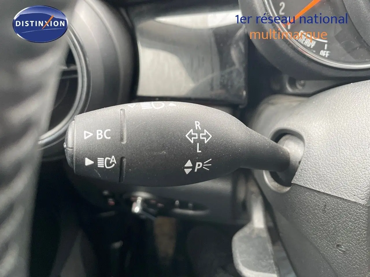 Le levier de clignotant et commandes lumineuses d'une MINI 2023 en gros plan côté gauche du volant.