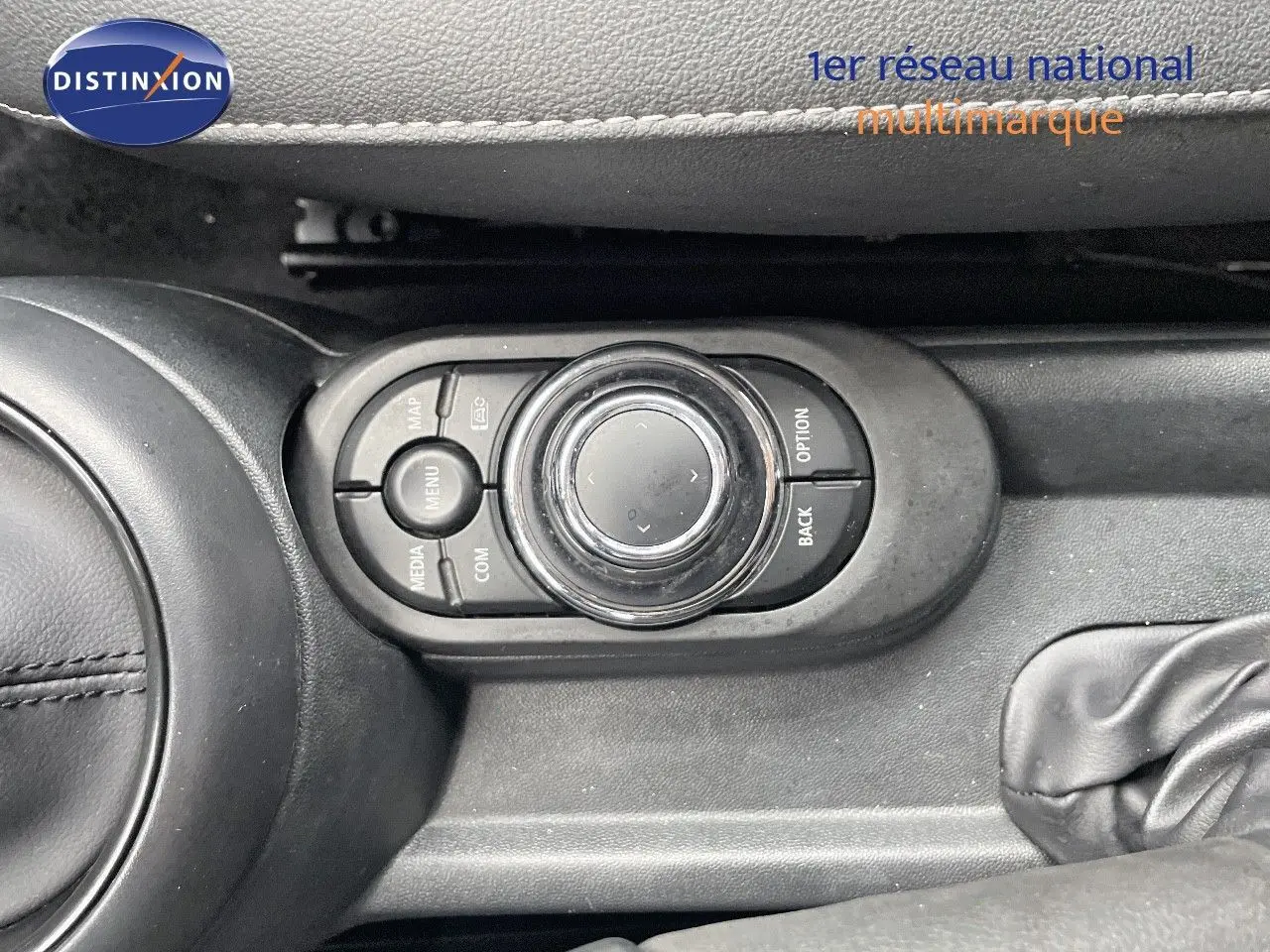 Gros plan sur la molette de commande centrale noire du MINI 1.5 136CH STEPTRONIC 2023 en intérieur cuir noir.