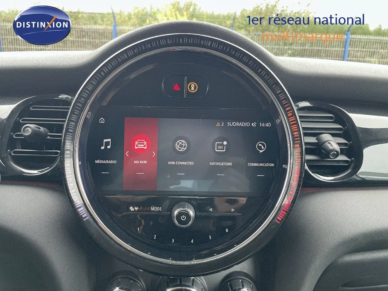 Tableau de bord de MINI 2023 avec écran central circulaire affichant les menus multimédia et connectivité.