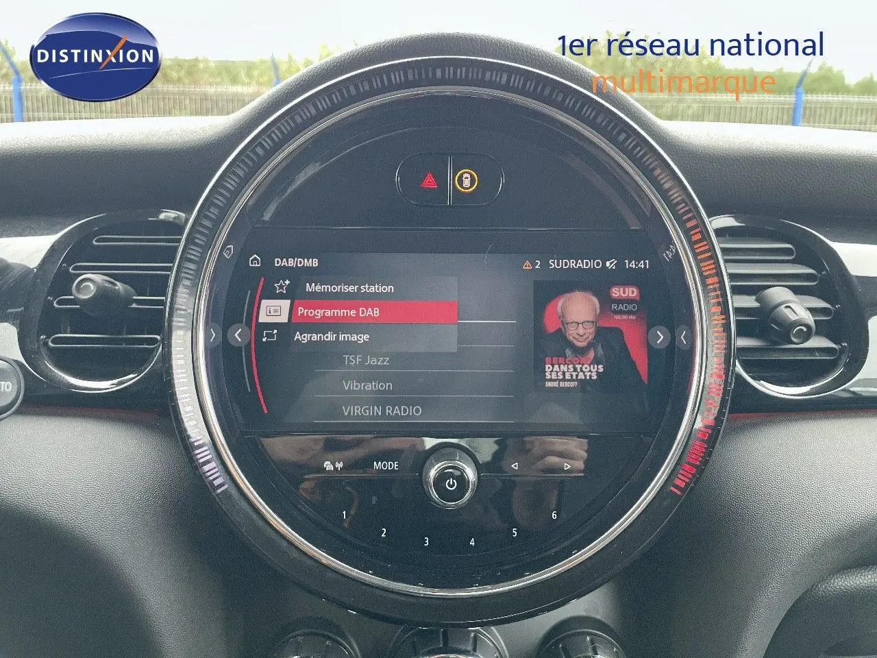 Tableau de bord de MINI 1.5 136CH STEPTRONIC 2023 avec écran central rond affichant menu radio DAB, intérieur noir.