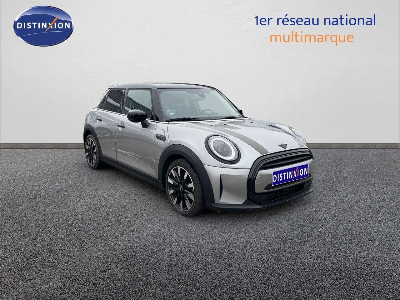 MINI 1.5 136CH STEPTRONIC en Melting Silver Metal vue 3/4 avant droit avec toit noir et jantes bi-ton.