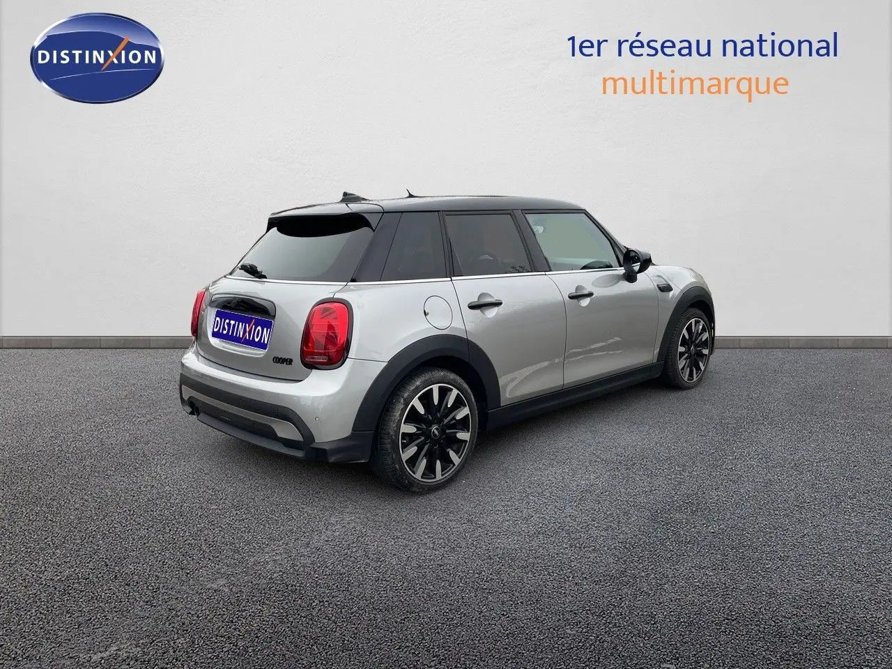 Vue 3/4 arrière droite d'une MINI 1.5 136CH STEPTRONIC 2023 couleur Melting Silver Metal avec toit noir et jantes bi-ton.