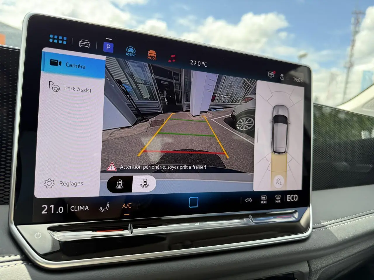 Écran tactile du système de navigation Discover Media affichant la caméra de recul du Volkswagen Tiguan gris dauphin.