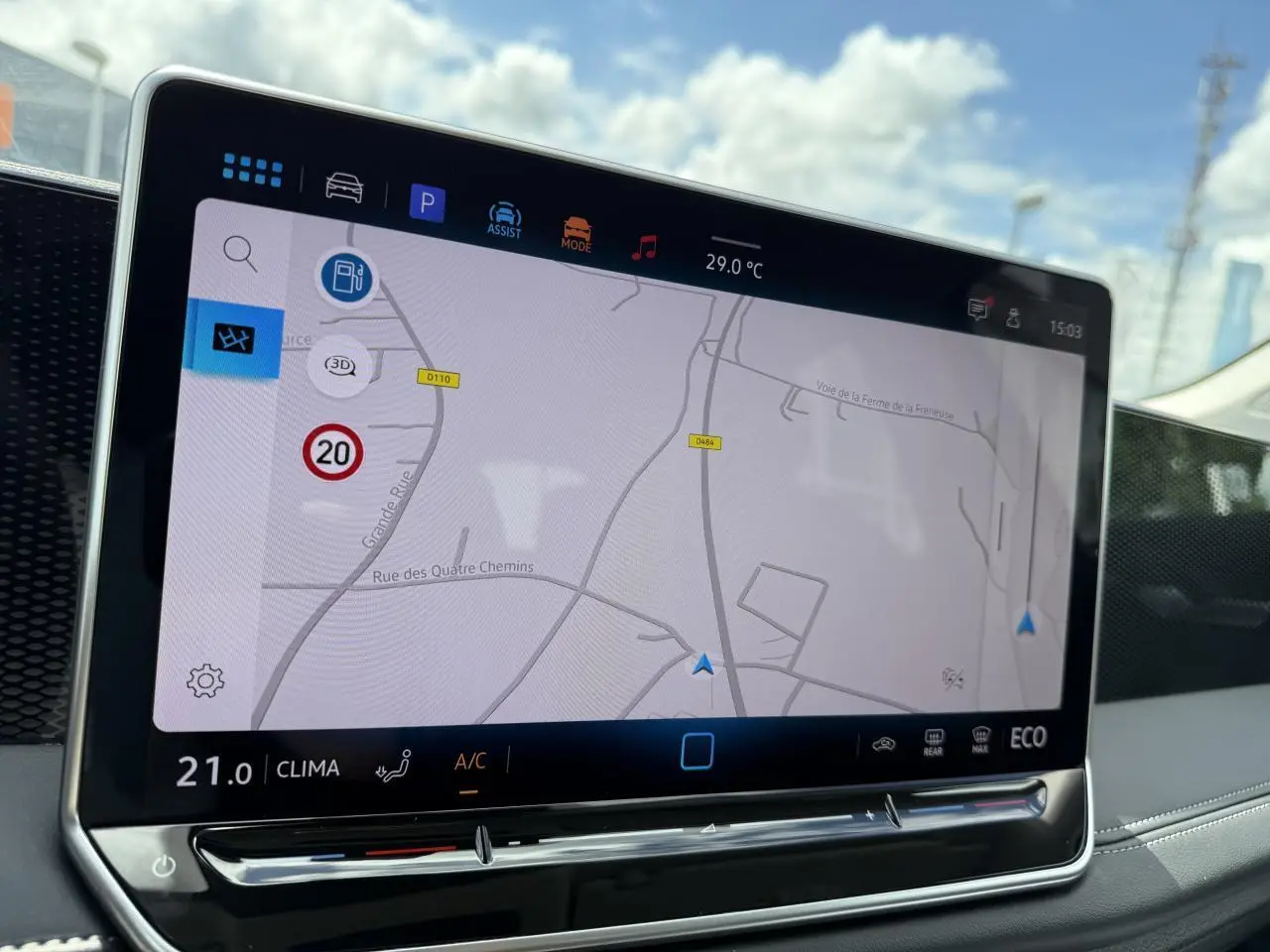 Écran tactile 12,9" du système navigation Discover Media dans le Volkswagen Tiguan gris Dauphin, vue intérieure côté passager.